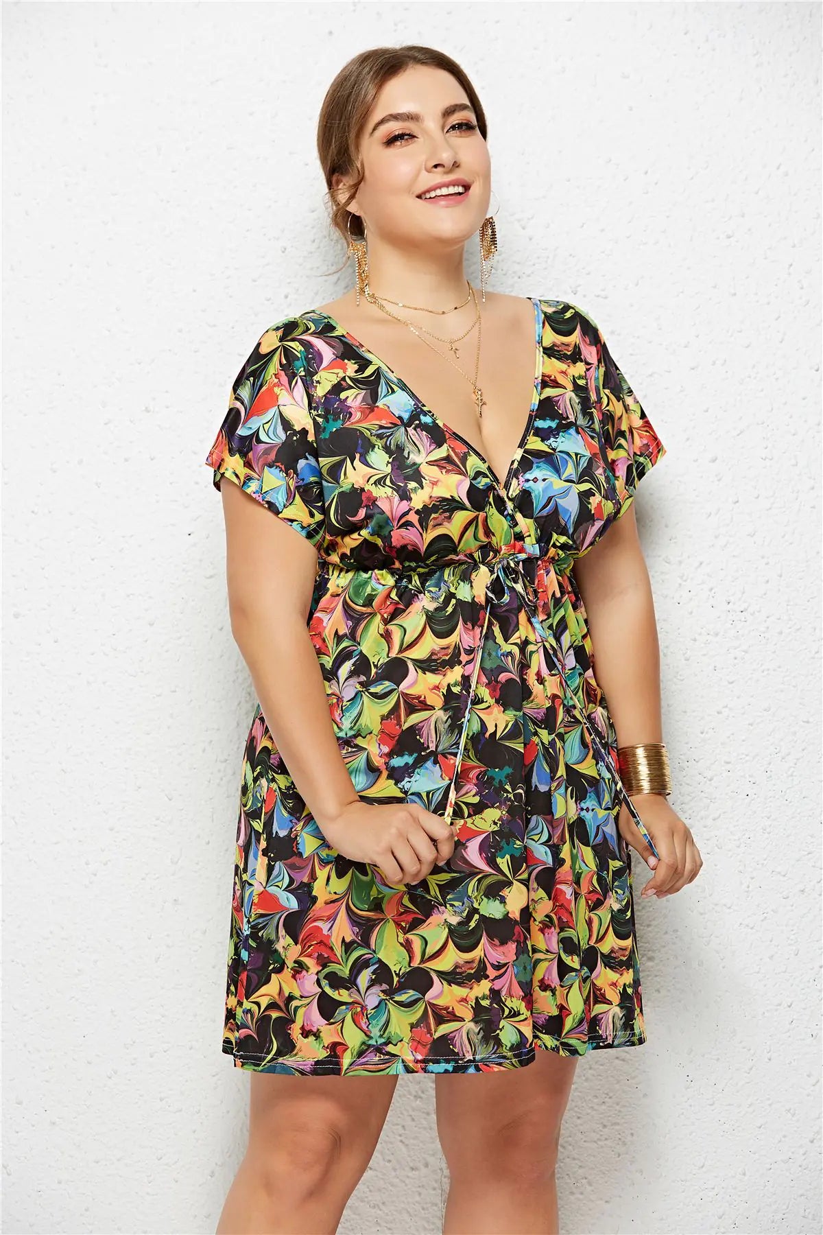 Vestido estampado con escote en V profundo y cintura elástica