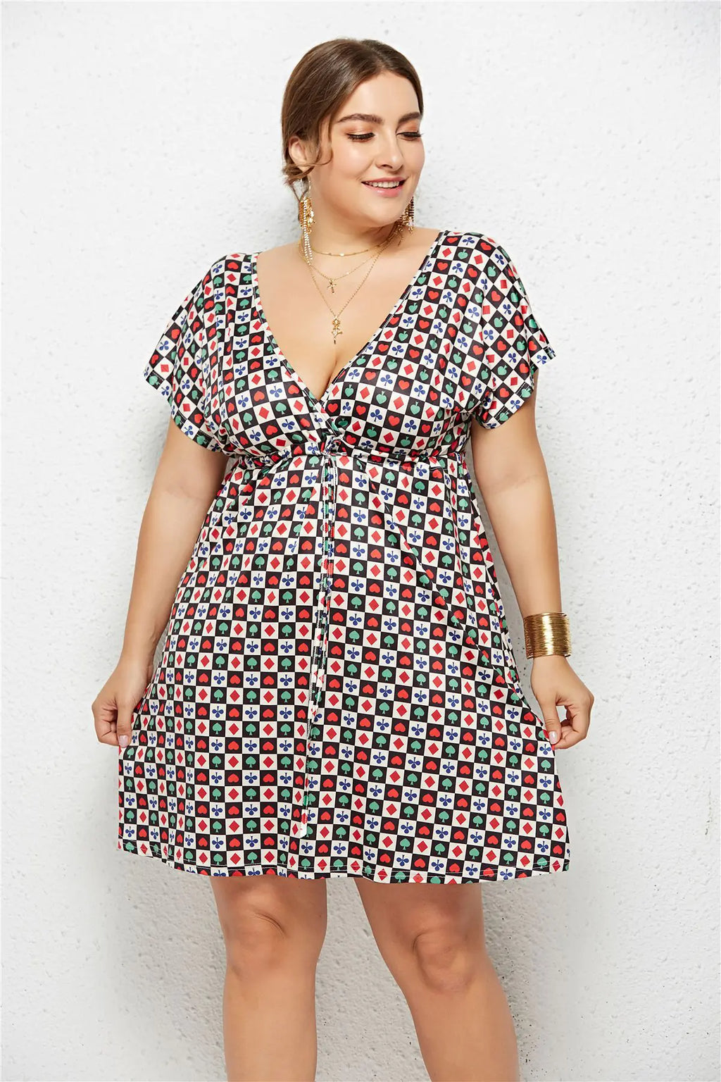 Vestido estampado con escote en V profundo y cintura elástica