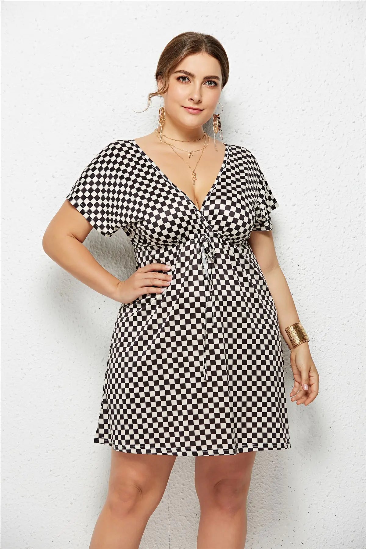 Vestido estampado con escote en V profundo y cintura elástica