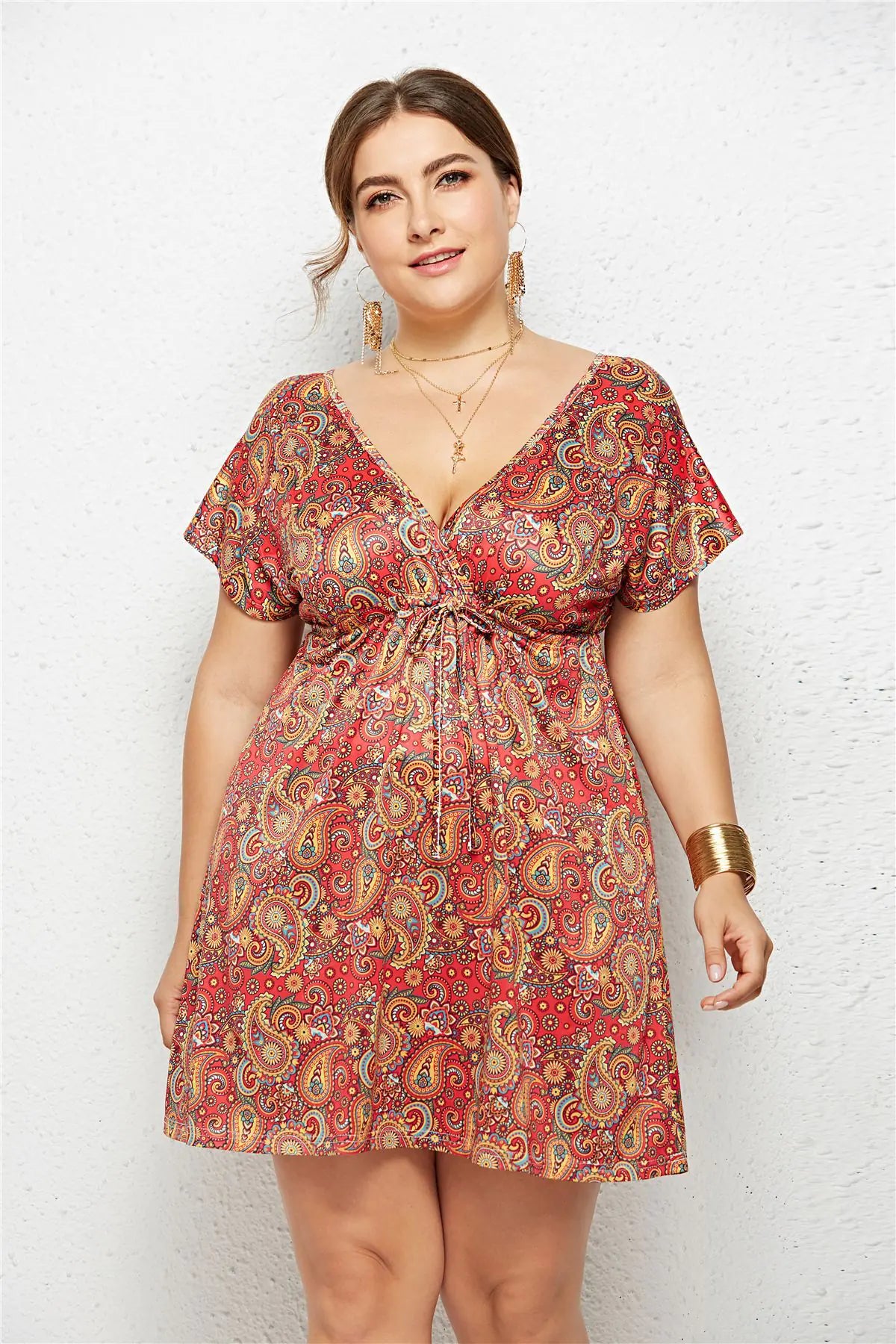 Vestido estampado con escote en V profundo y cintura elástica