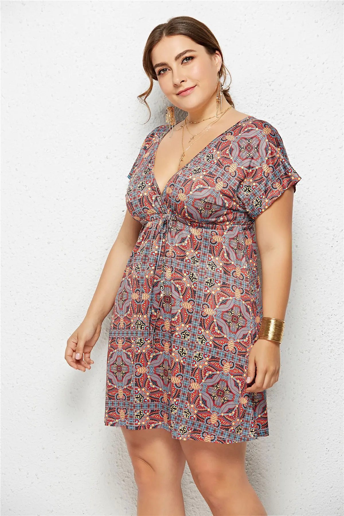 Vestido estampado con escote en V profundo y cintura elástica