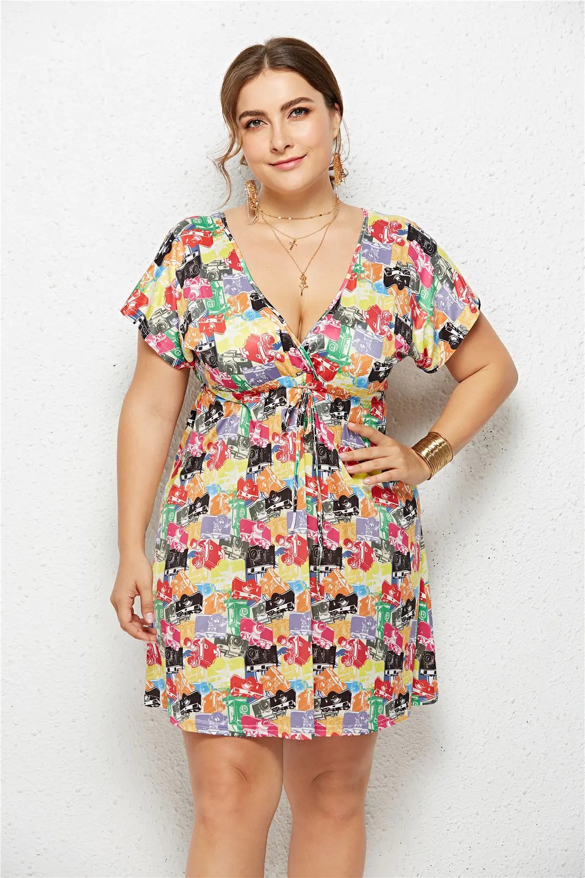 Vestido estampado con escote en V profundo y cintura elástica