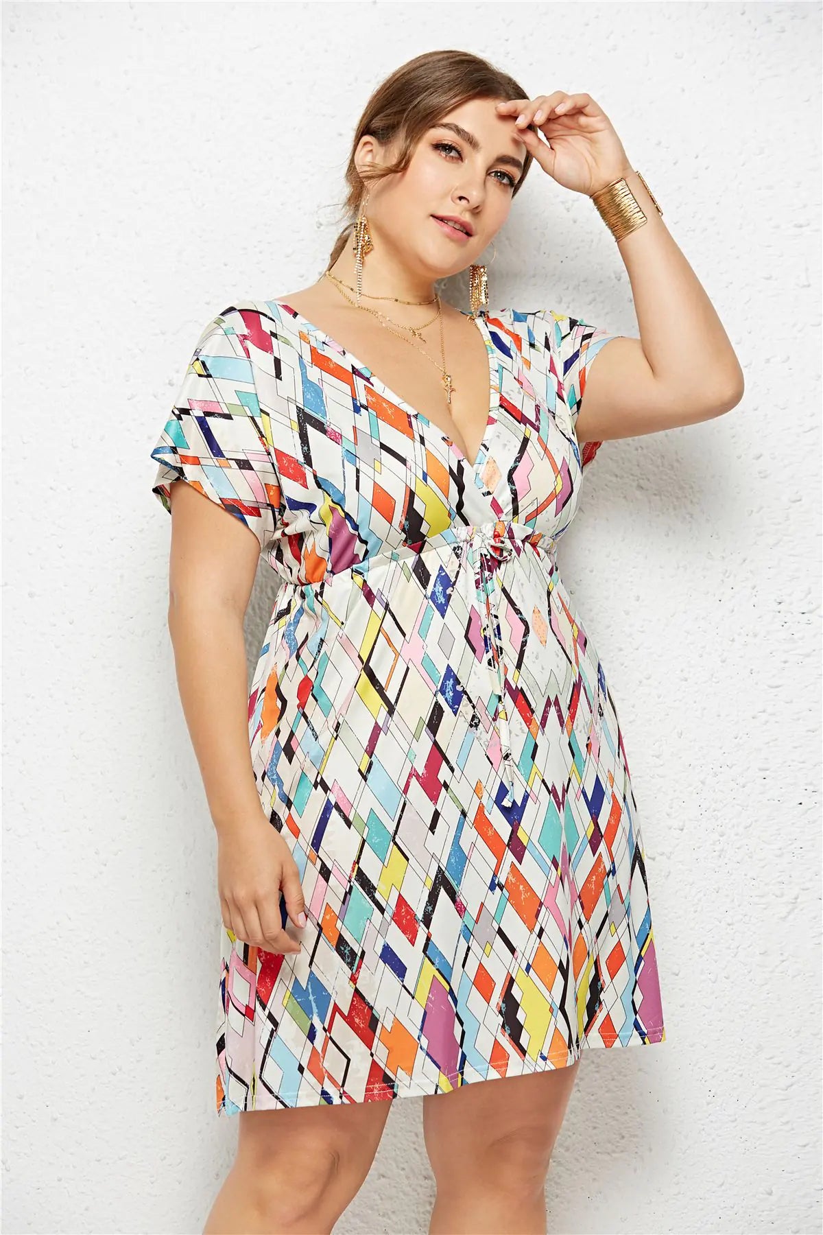 Vestido estampado con escote en V profundo y cintura elástica