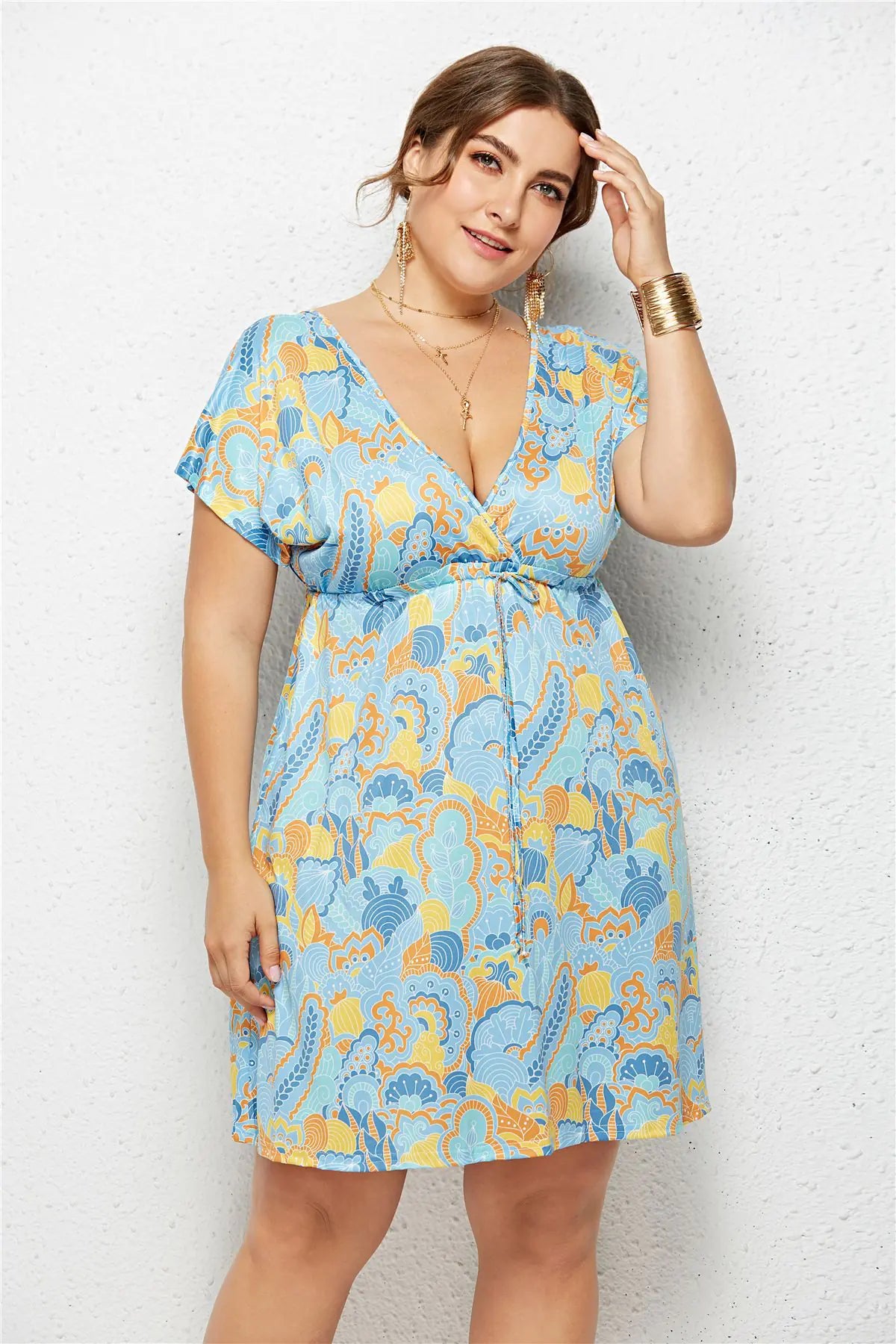Vestido estampado con escote en V profundo y cintura elástica
