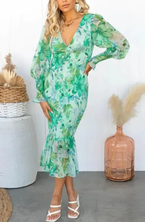 Vestido con falda con volantes, estampado, escote en V y manga larga con cintura elástica