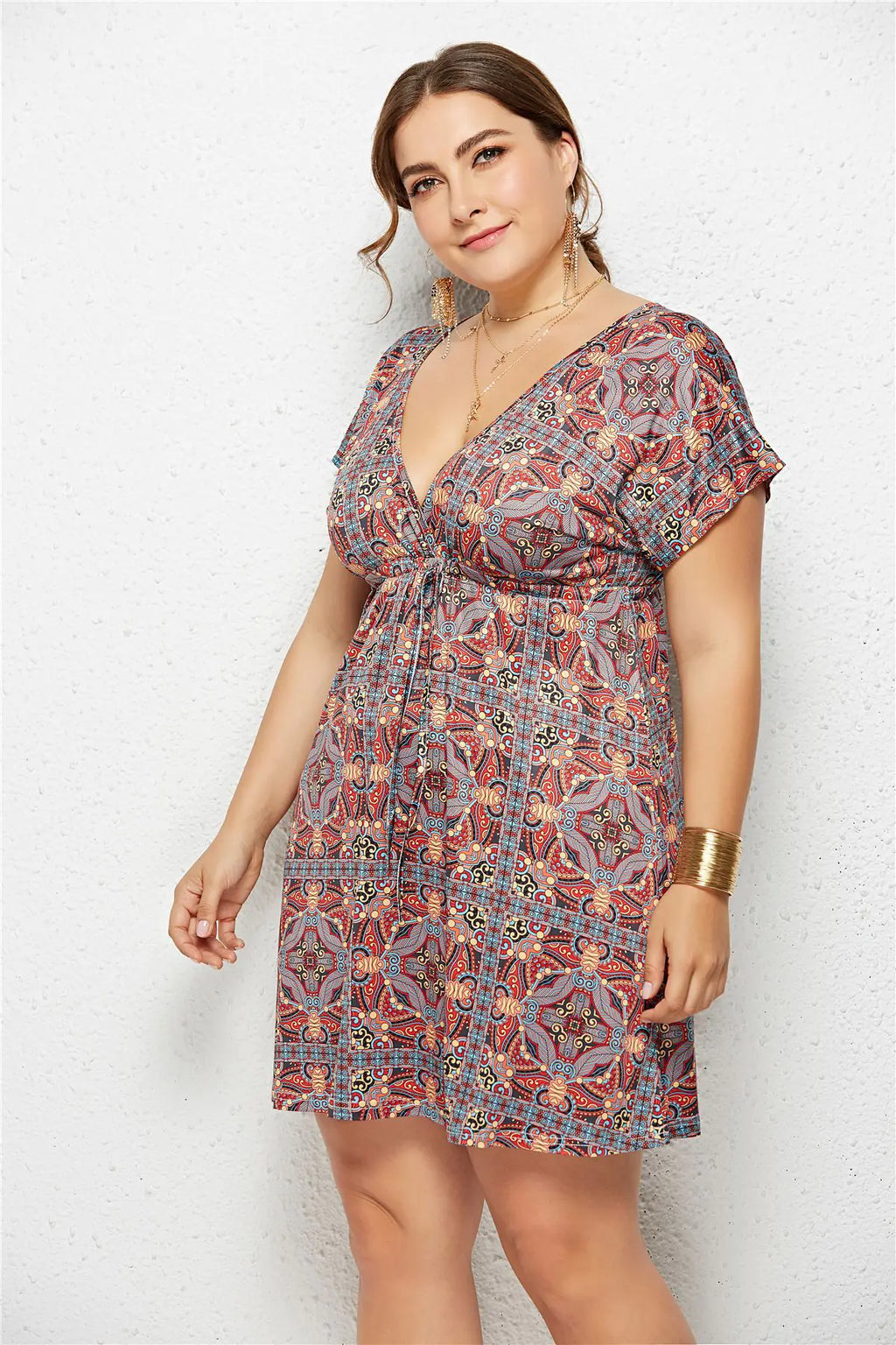 Vestido estampado con escote en V profundo y cintura elástica